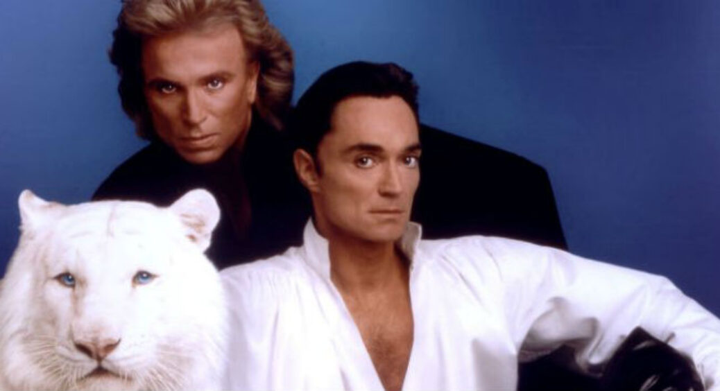 Siegfried and Roy’s Tiger Trainer Reveals Who’s To Blame After Attack!