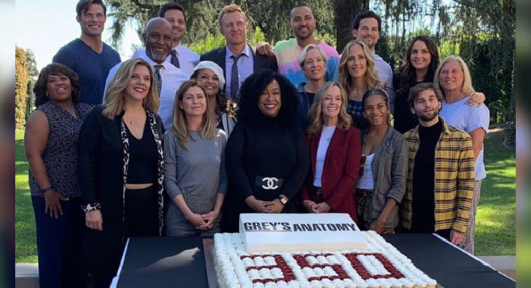 Shonda Rhimes, Cast Celebrate Grey’s Anatomy Milestone Episode