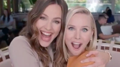 Jennifer Garner and Kristen Bell Hilariously Try To Help Other Moms