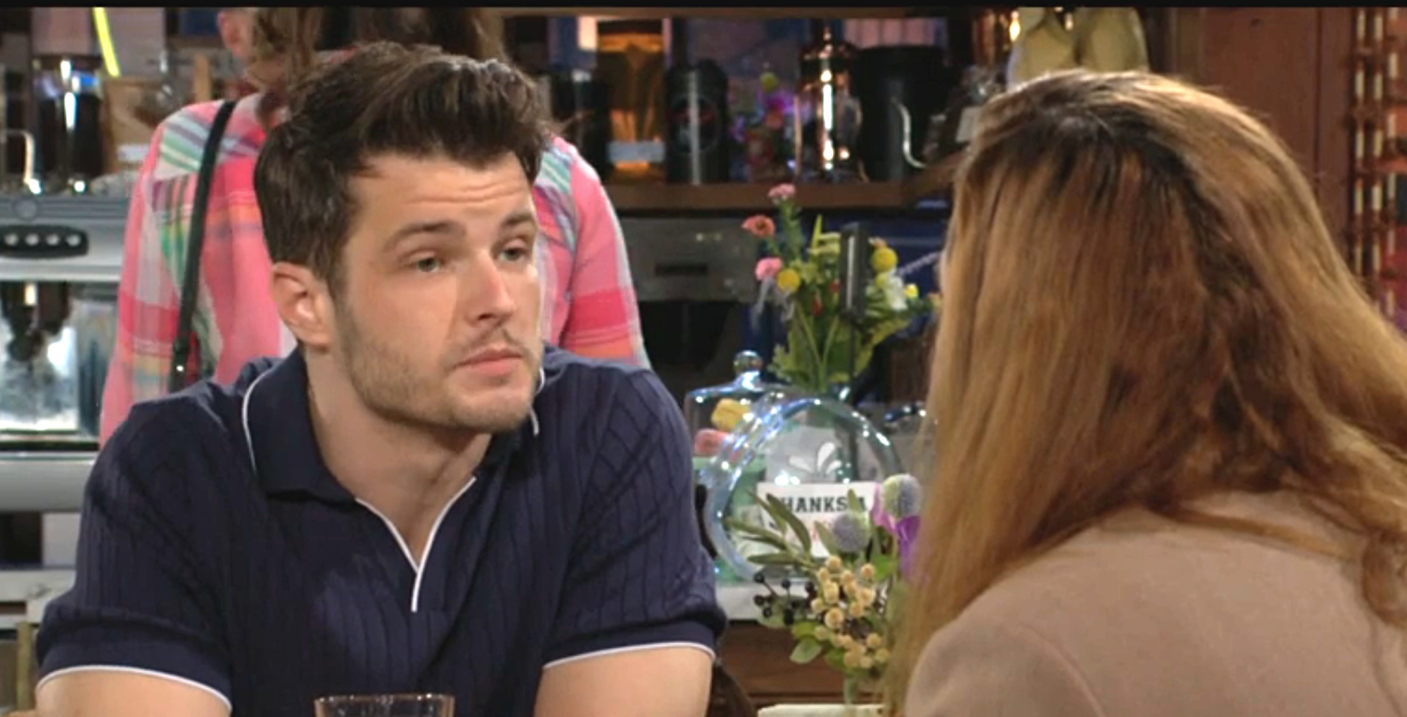kyle abbott talking to mariah at crimson lights on young and the restless.
