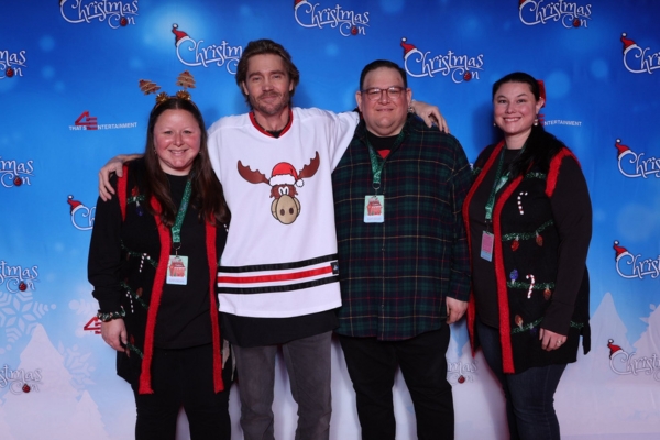 One Tree Hill's Chad Michael Murray with fans at That's 4 Entertainment's Christmas Con